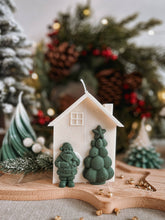 Load image into Gallery viewer, Santa House candle